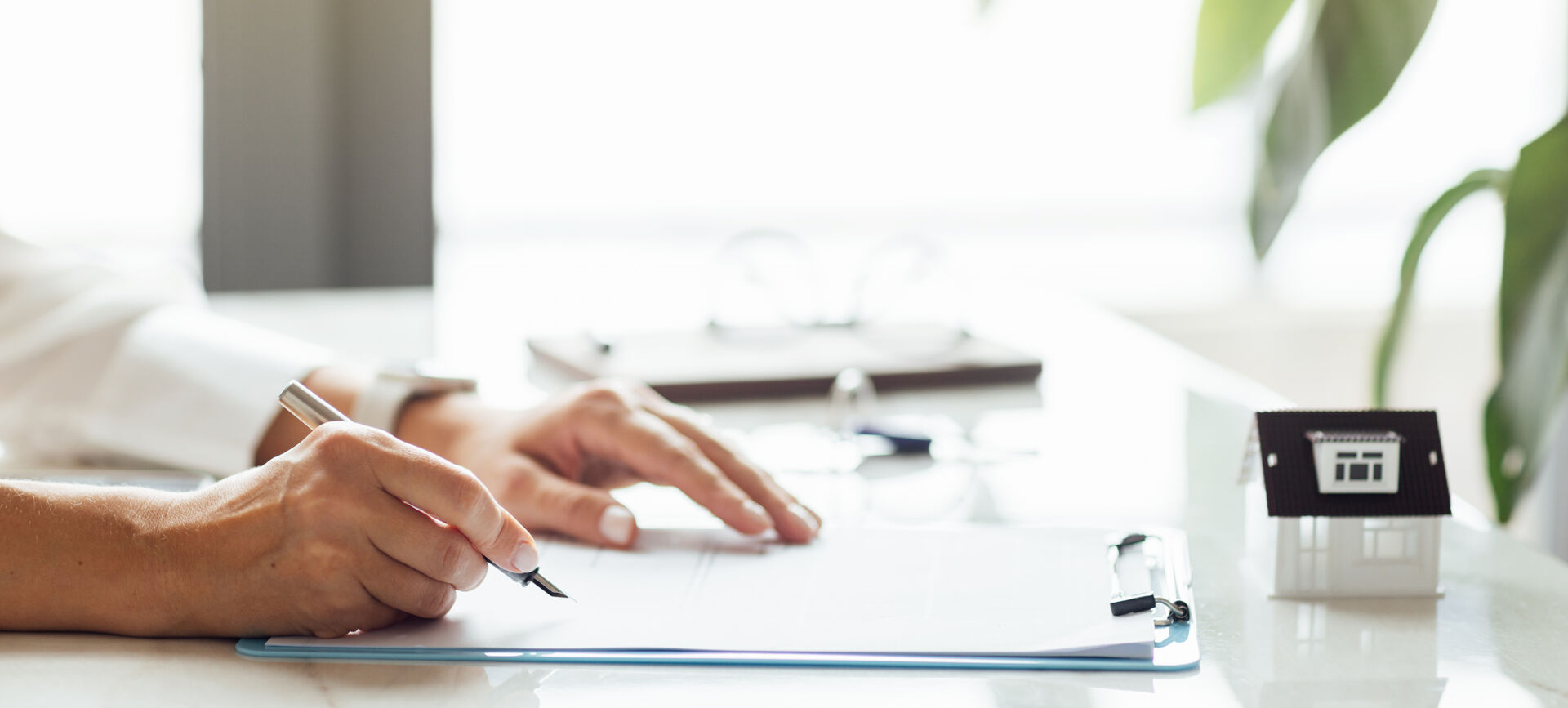 Frau schreibt mit einem Füller